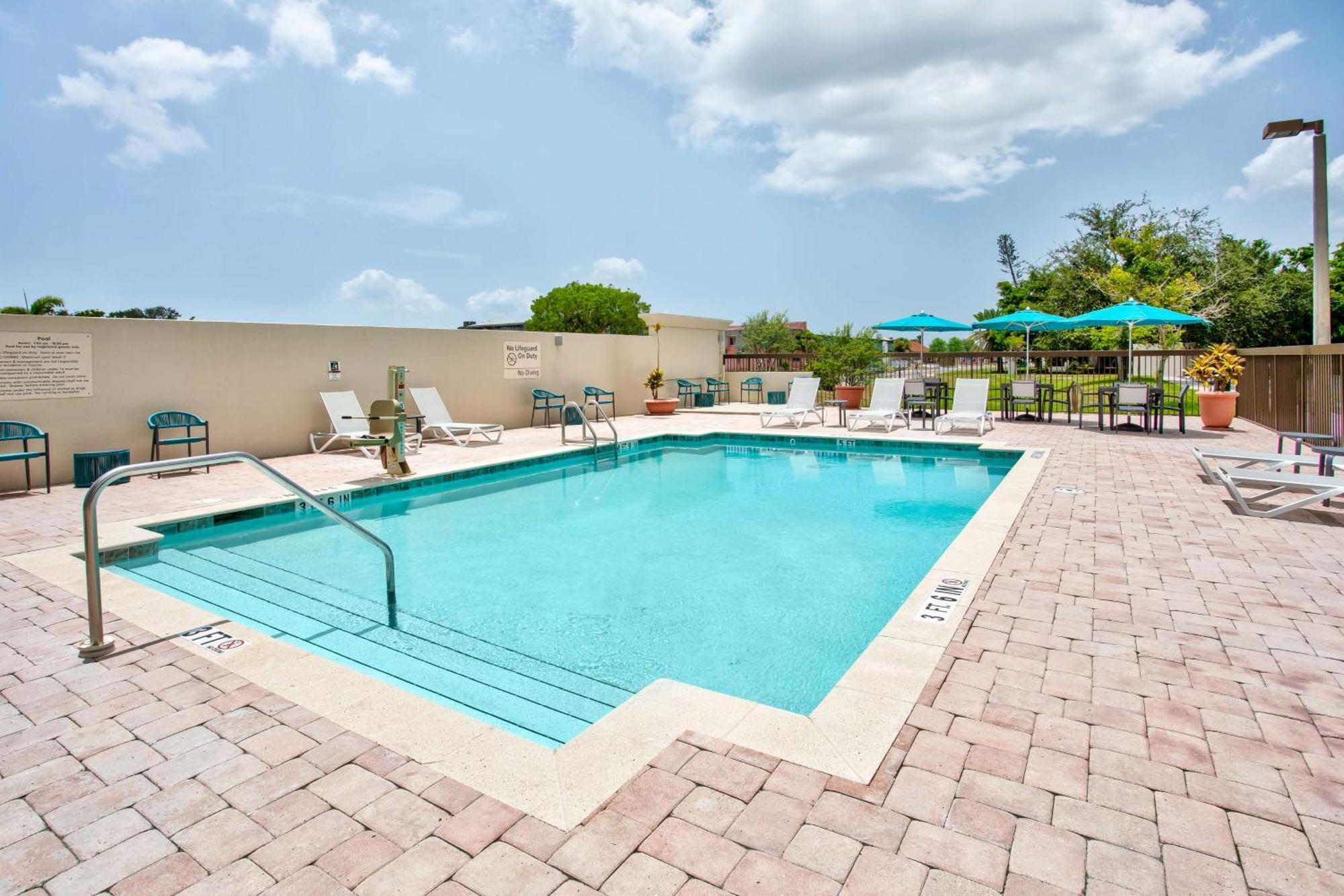 Hotel Hampton & / Myers Cape Coral